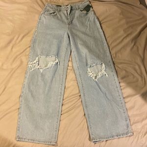 Light wash women’s high rise jeans, size 6 but run large, never worn